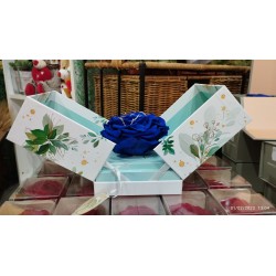 ESTUCHE CON ROSA ETERNA Y DETALLE EN PLATA